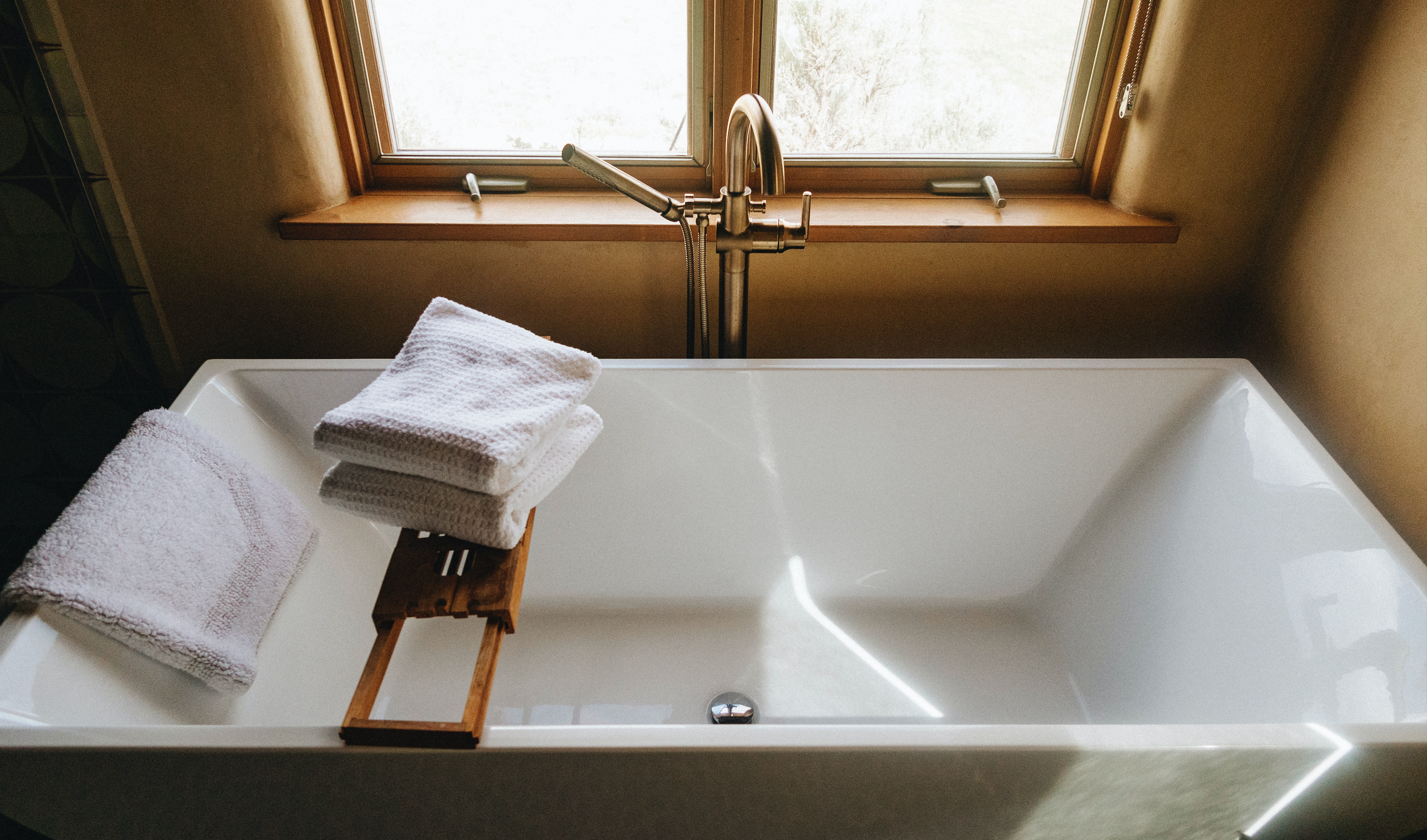 how to clean your bathtub